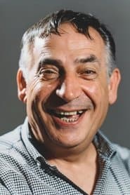 Avni Dilligil as Kamil