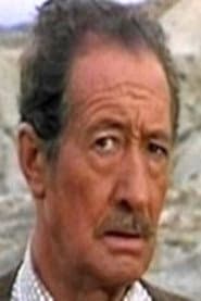 Ricardo Canales as Médico