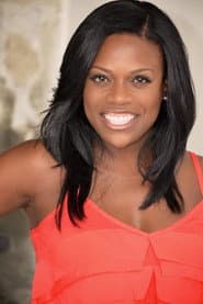 Bree Shannon dans le rôle de Passport Worker