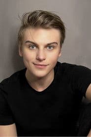 Connor DeWolfe dans le rôle de Travis Gunner