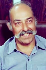 Τώνης Γιακωβάκης dans le rôle de Mr. Paschalidis