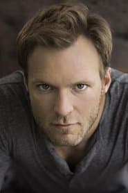 Tom O'Sullivan dans le rôle de Derek