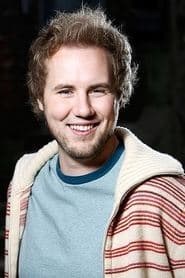Kyle Labine dans le rôle de Mikey