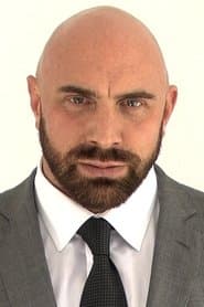 Charlie Rawes dans le rôle de Sergei