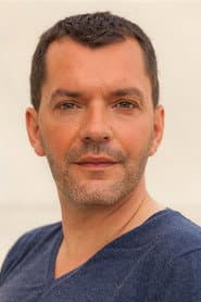 Cédric Monnet في دور Musée Des Tissus Guard