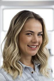 Thaís Pacholek في دور Maggie